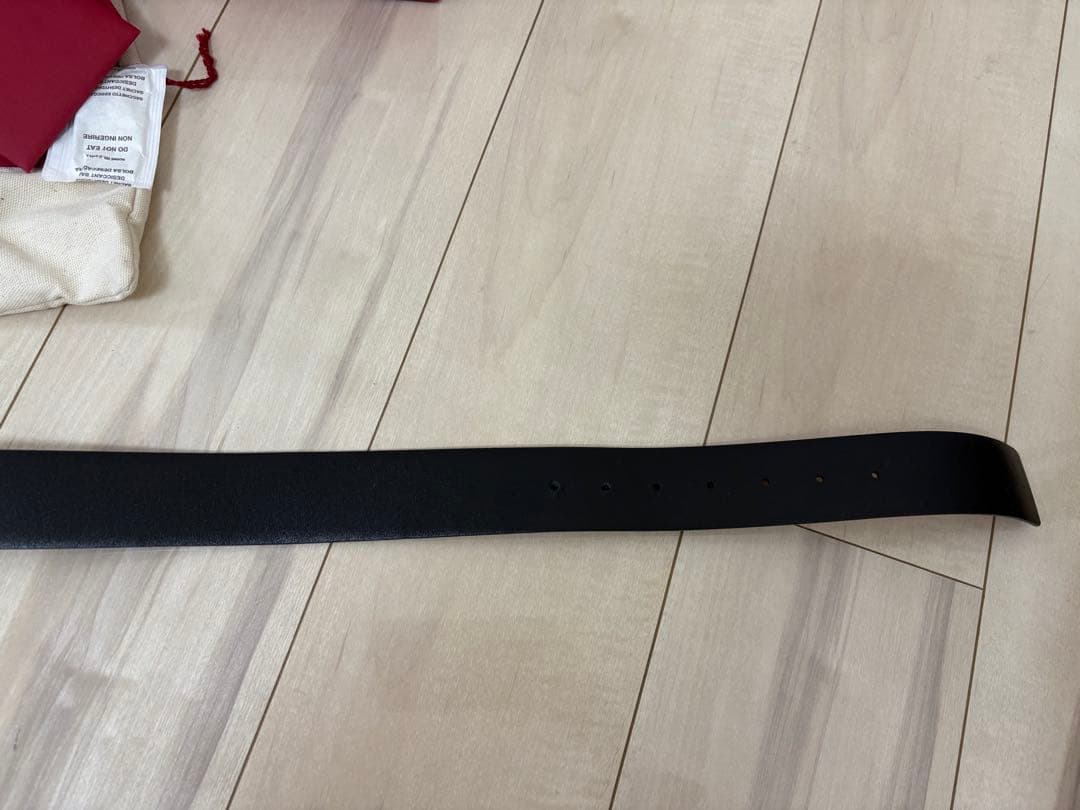 Vロゴ シグネチャー シャイニーカーフスキン リバーシブルベルト 40MM