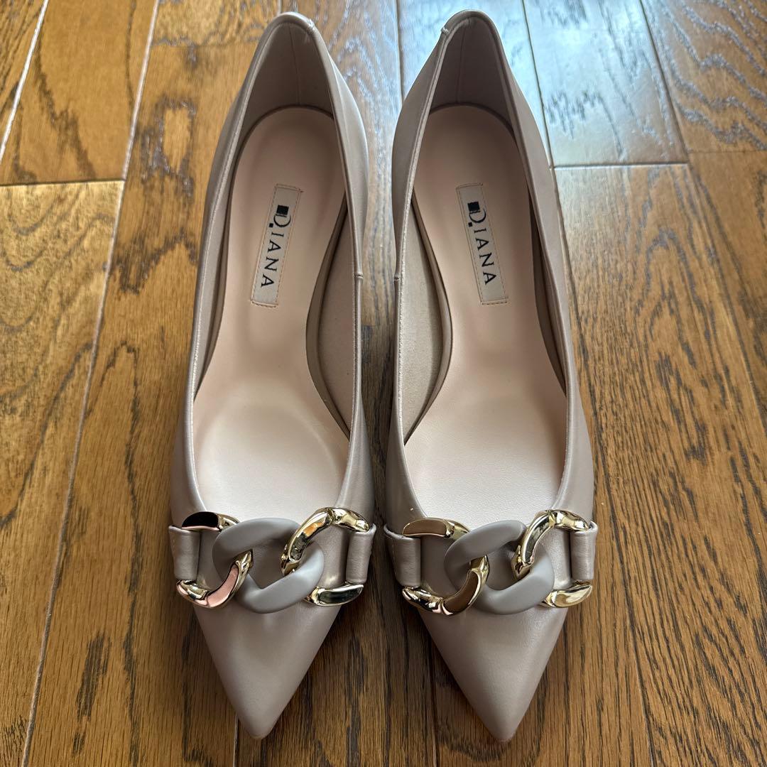 新品　ダイアナ　DIANA グレージュ　パンプス　チェーン　23.5cm