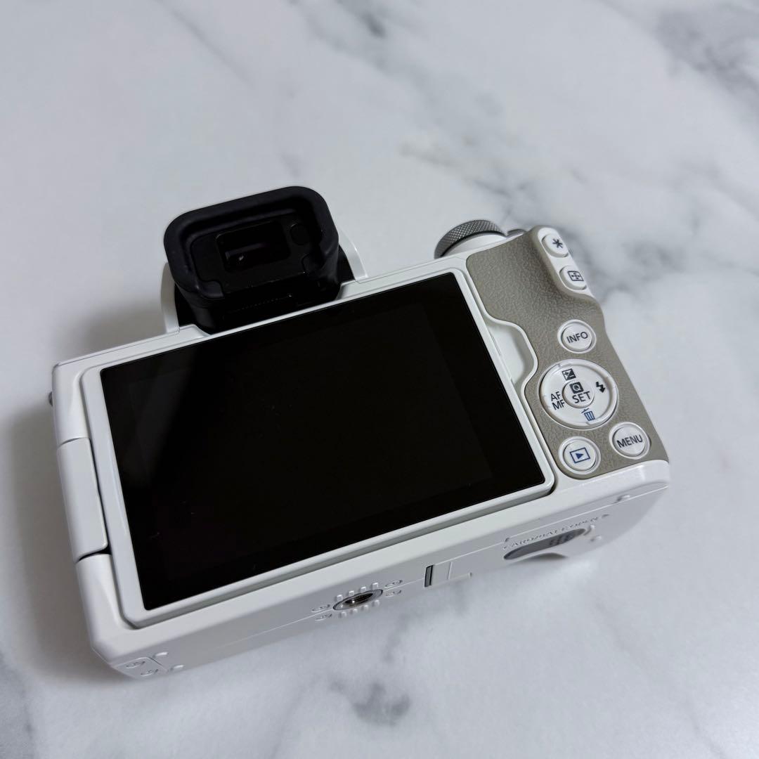 Canon EOS Kiss M2 ダブルズームキット ホワイト