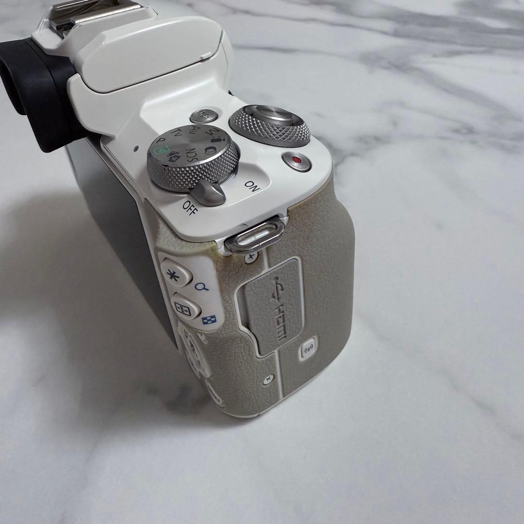 Canon EOS Kiss M2 ダブルズームキット ホワイト