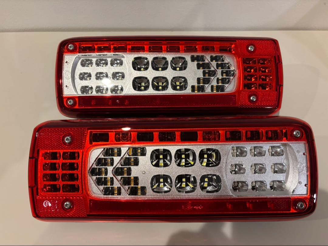 UDトラック　クオン　純正LEDテールランプ　ショートタイプ