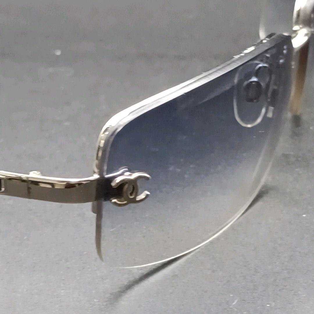 シャネル グラデーション サングラス ココマーク レザーチェーン リムレス