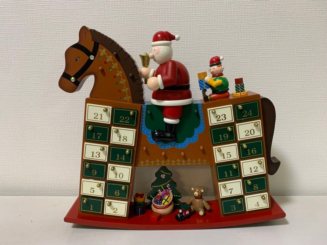 アドベントカレンダー コストコ　木製　サンタと馬