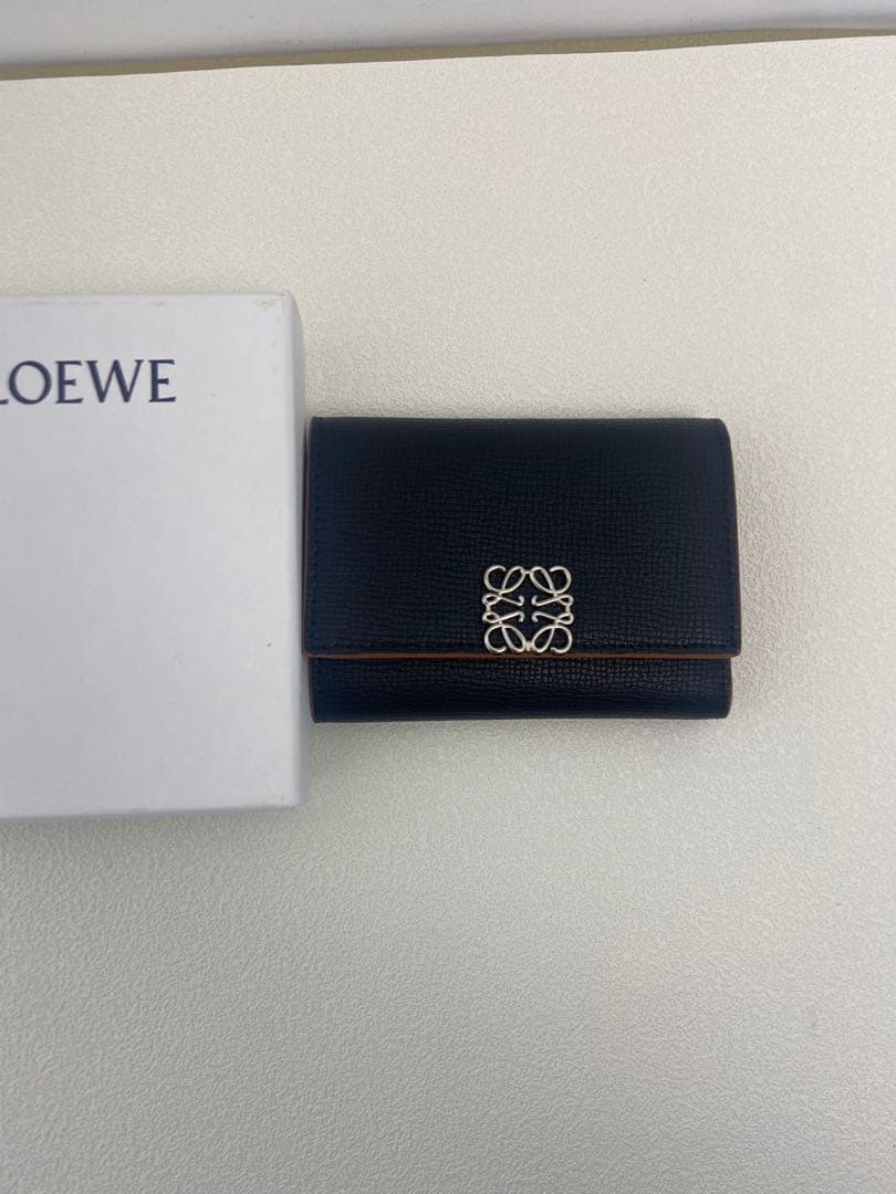 LOEWE 高級レザー三つ折り財布（カードポケット付き）