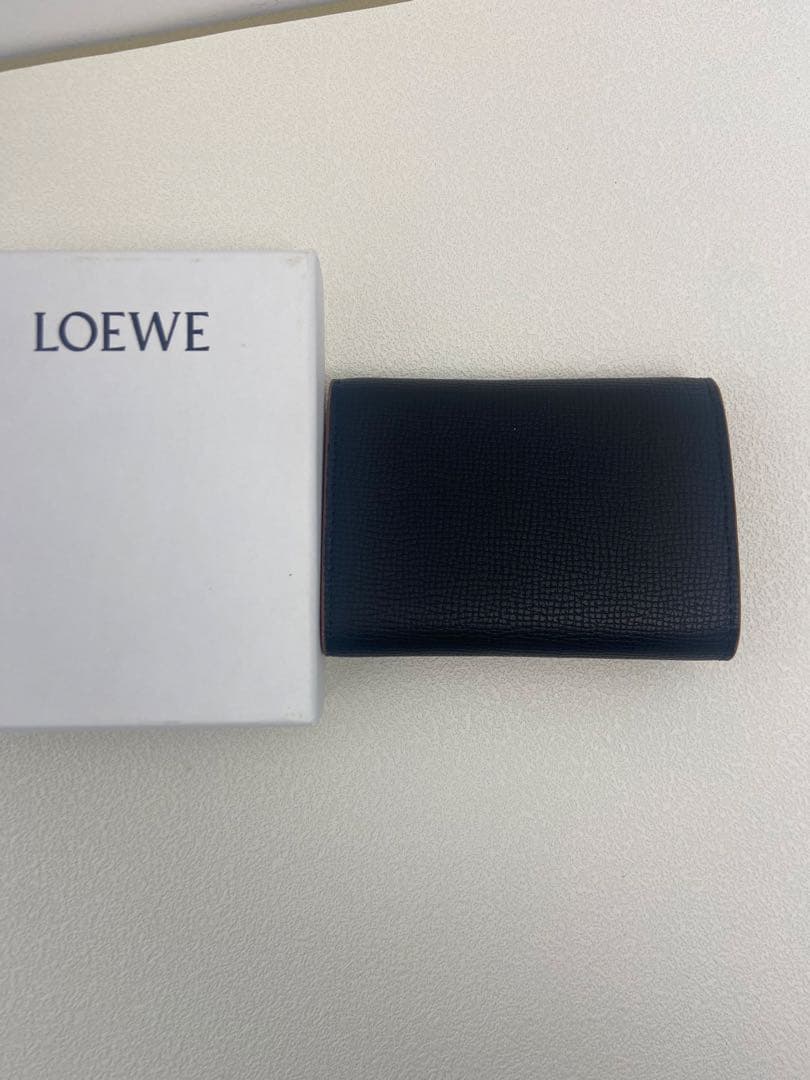LOEWE 高級レザー三つ折り財布（カードポケット付き）