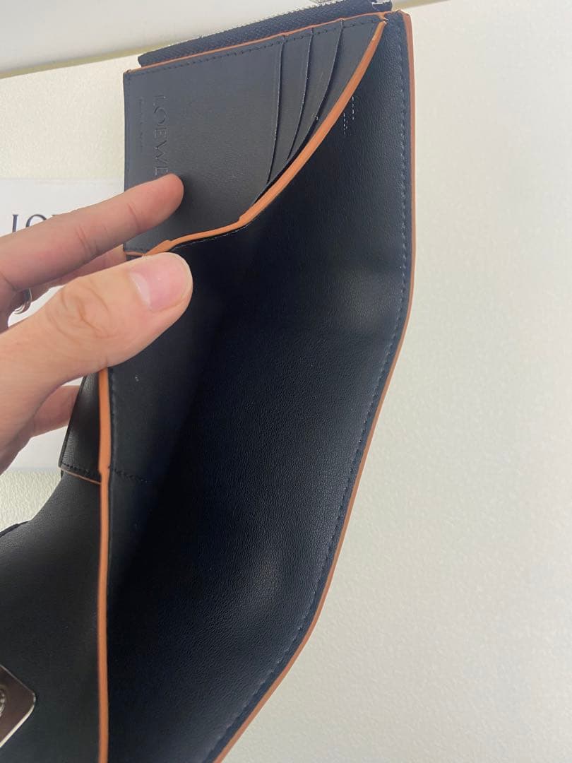 LOEWE 高級レザー三つ折り財布（カードポケット付き）