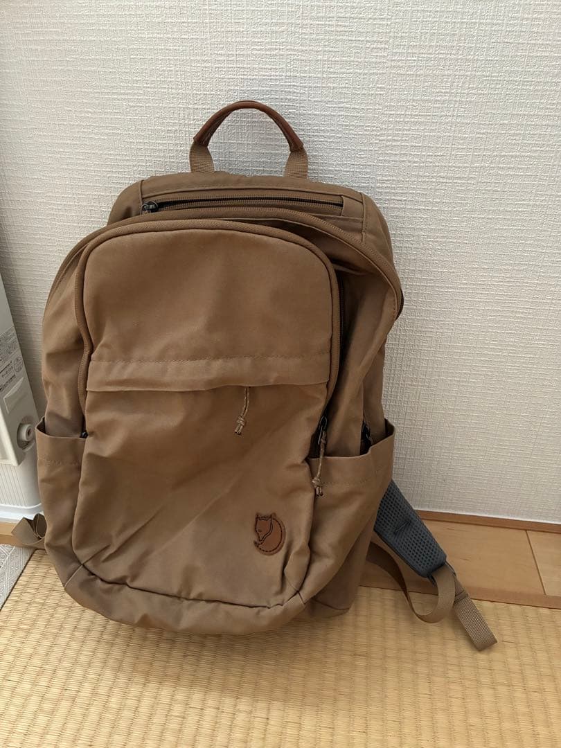 ベージュ リュック・バックパック