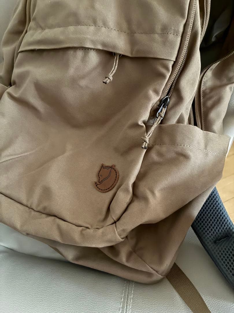 ベージュ リュック・バックパック