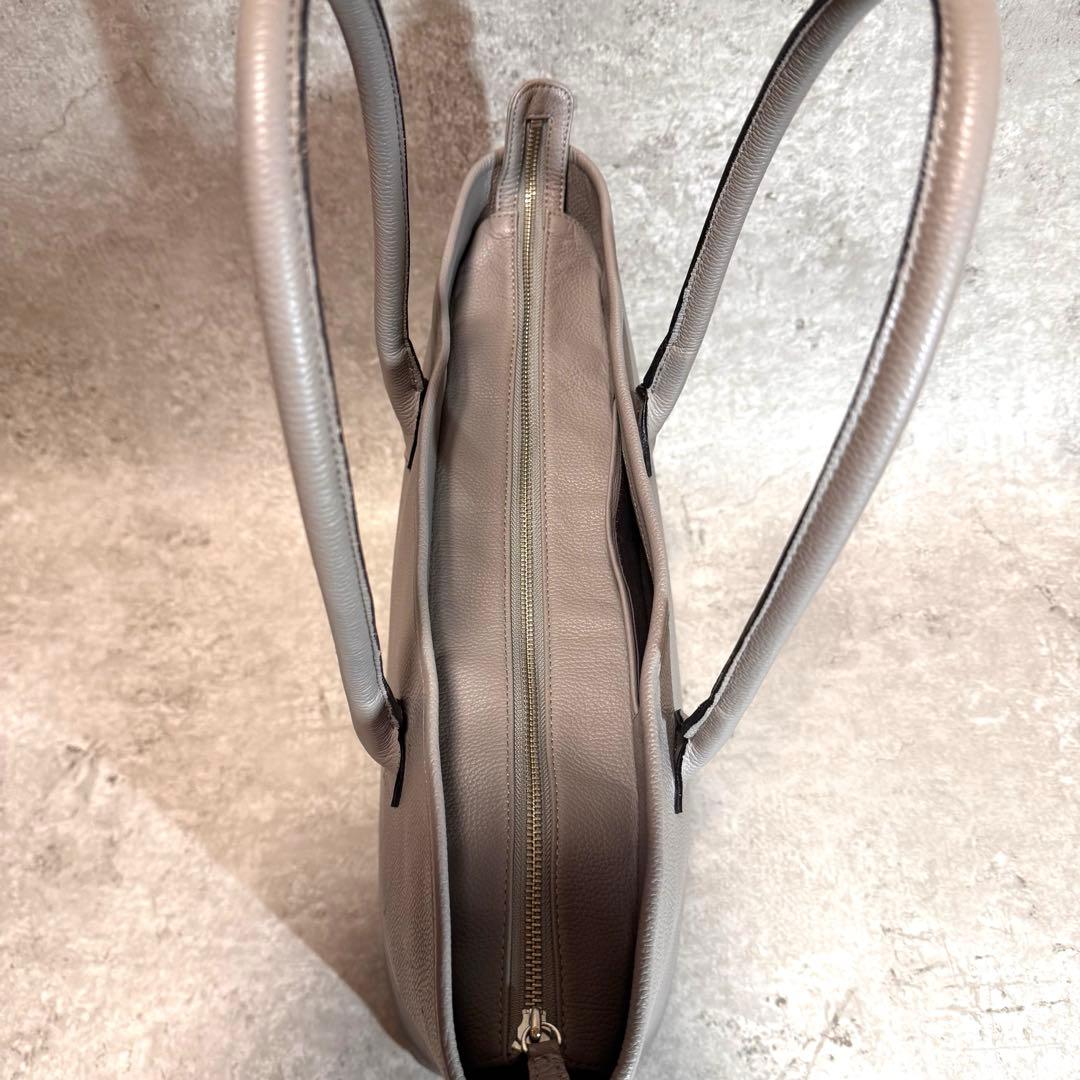 極美品 hinn ヒン トートバッグ シボ革 レザー グレー 大容量 A4○