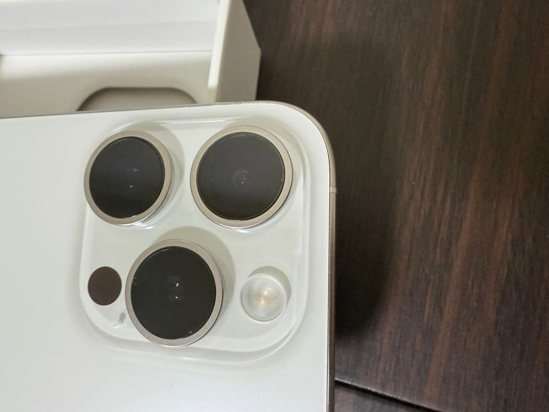 【訳あり】Apple iPhone 15Pro ホワイトチタニウム（ケース付き）