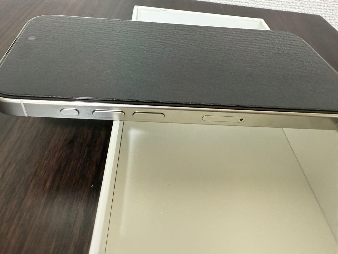 【訳あり】Apple iPhone 15Pro ホワイトチタニウム（ケース付き）