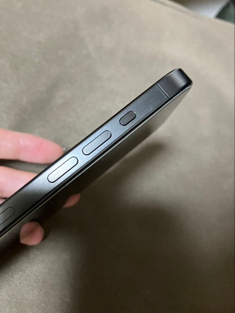 iPhone 15 Pro ブラックチタニウム　128GB 美品