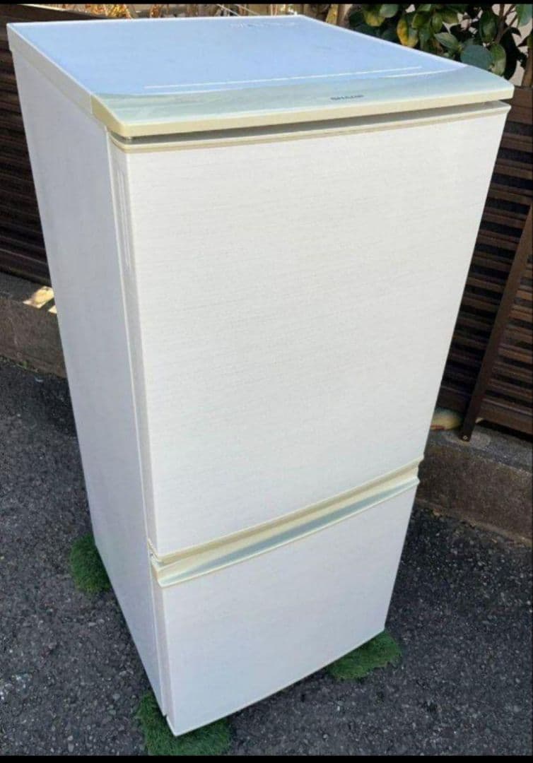 シャープ冷凍冷蔵庫137L 横縞模様付け替えどっちもドア自動霜取り機能付き