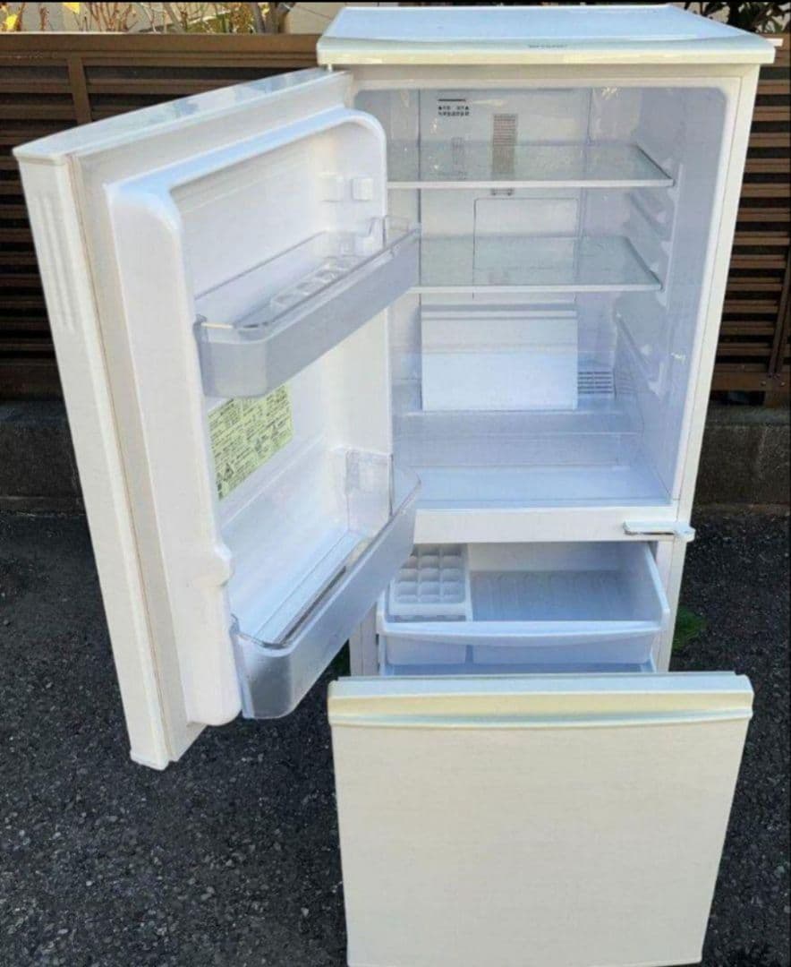シャープ冷凍冷蔵庫137L 横縞模様付け替えどっちもドア自動霜取り機能付き