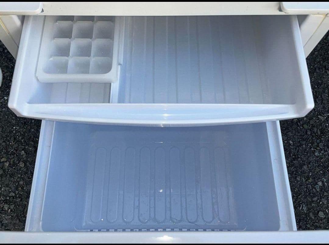 シャープ冷凍冷蔵庫137L 横縞模様付け替えどっちもドア自動霜取り機能付き