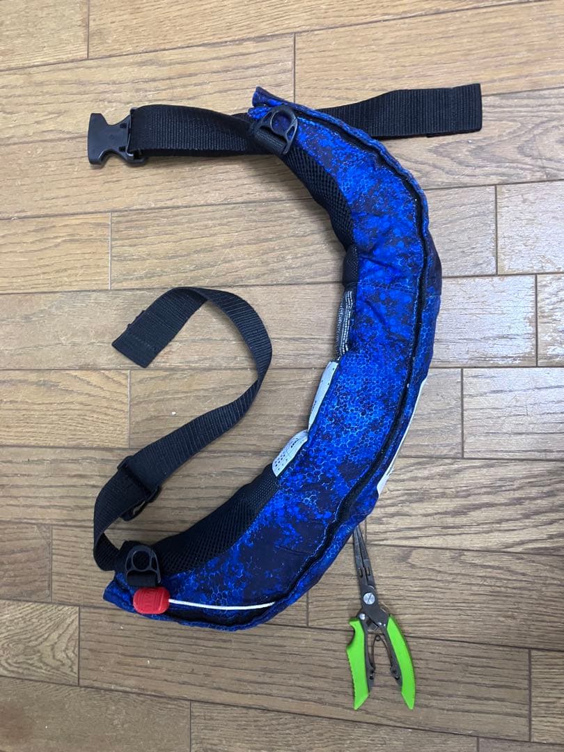 自動膨張式救命胴衣＋プライヤー