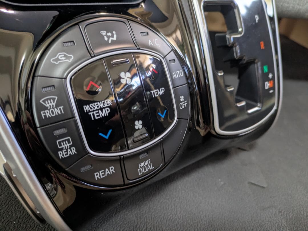 80ヴォクシーノア　ピアノブラックエアコンパネル　純正品