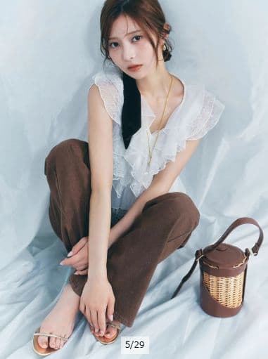 【まゆまゆ】【新品】　美脚セミフレアデニムパンツ 　リランドチュール