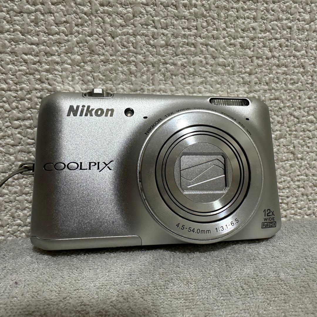 動作品✨️バッテリー充電器付き　COOLPIX S6400 デジカメ　シルバー　銀