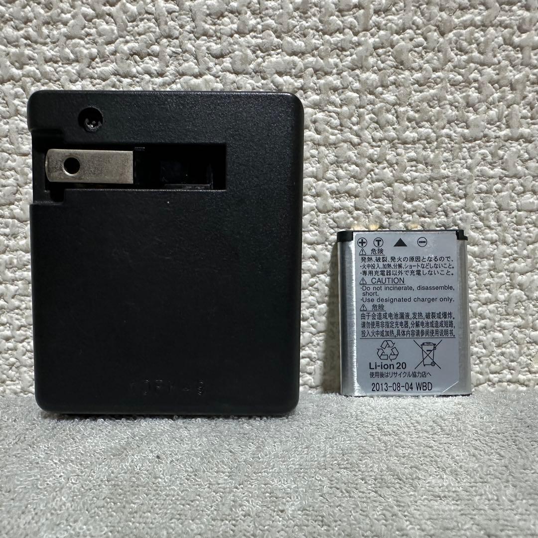 動作品✨️バッテリー充電器付き　COOLPIX S6400 デジカメ　シルバー　銀