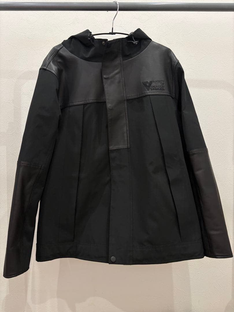 VOO ブラックナイロンジャケット フード付き