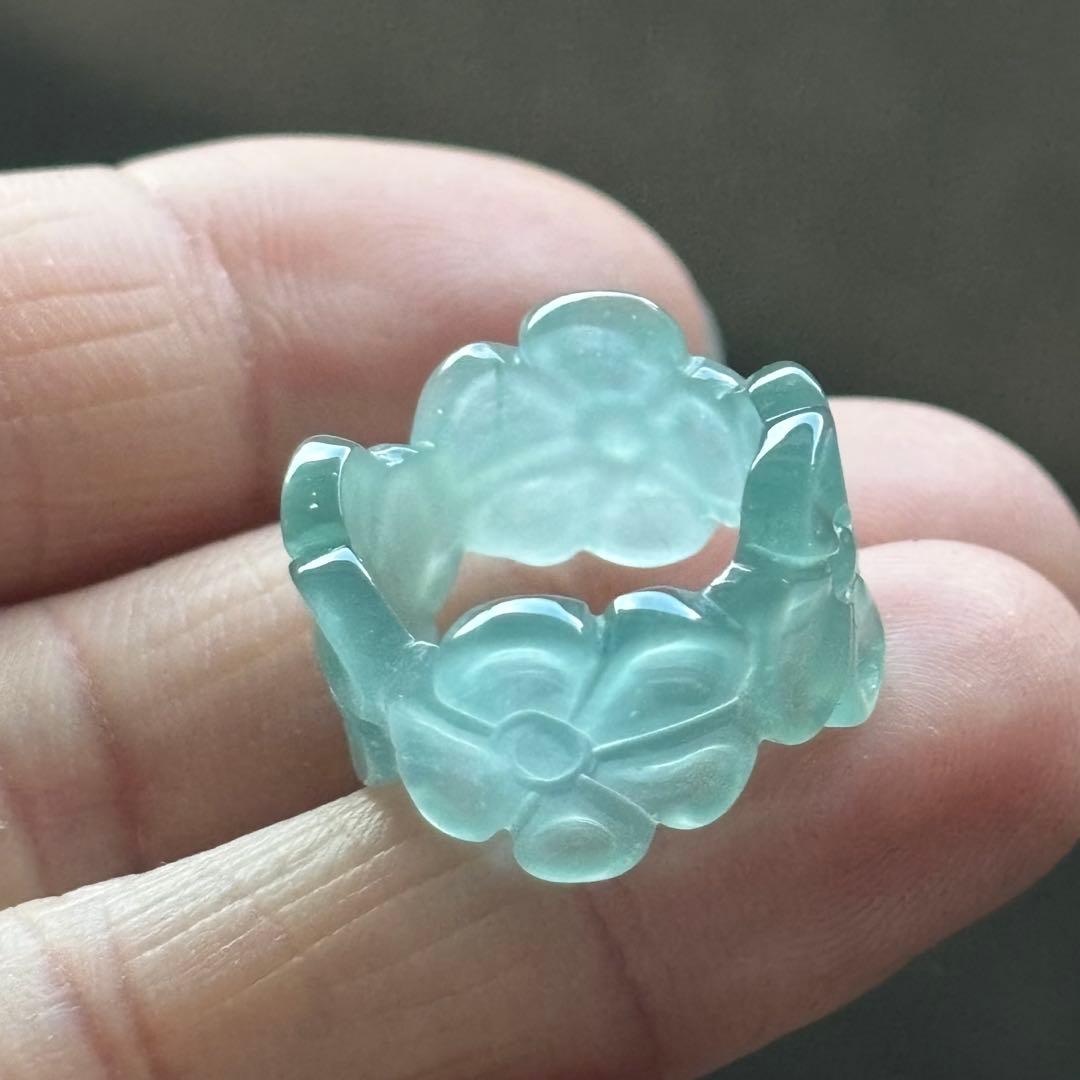 グアテマラ産　天然本翡翠　A貨　氷種　花彫り　幅広　5号