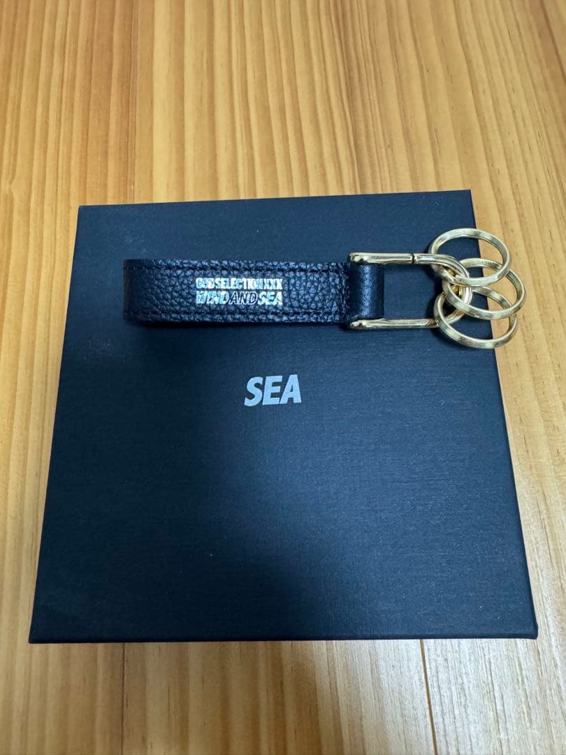 wind and sea God Selection レザーキーホルダー
