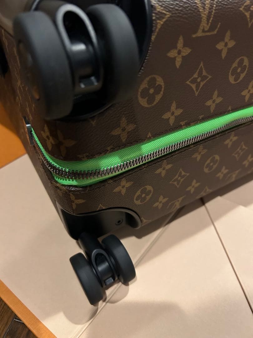 お値下げしました。 ルイヴィトン　ホライゾン55 限定