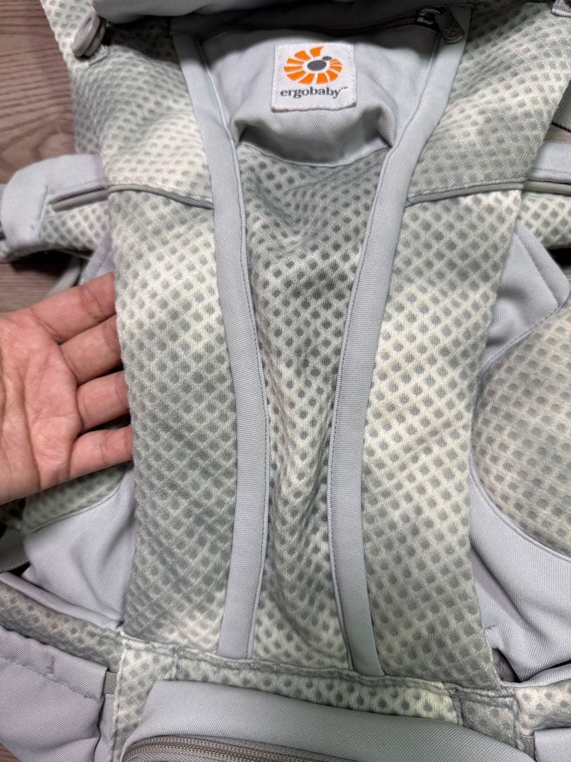 ドウエルゴベビー 抱っこひも　オムニブリーズ OMNI ポーチ付 日本限定