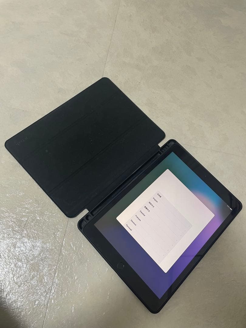 iPad 代7世代スペースグレー ブラックカバー付き