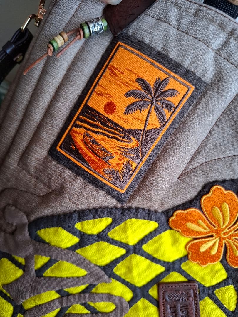 最終お値下げ！ハワイアンキルトバッグ　2WAY ファスナーバッグ革タグチャーム付