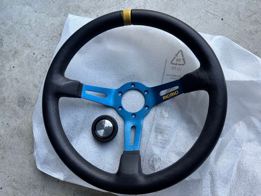 MOMO ステアリング mod.08