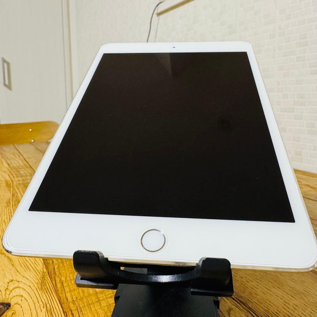 iPad mini 4（Wi-Fiモデル）128GB シルバー　本体＋ケース付き