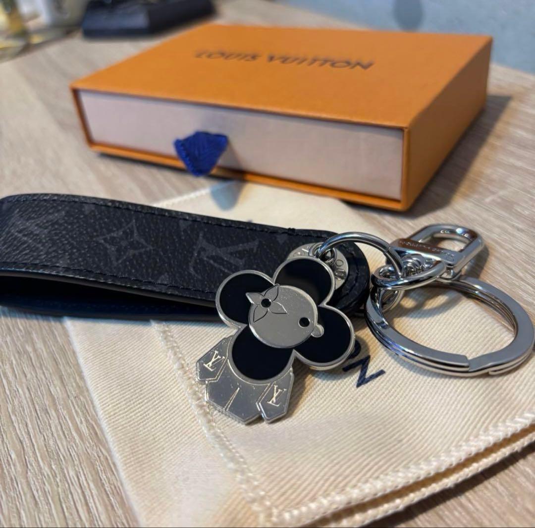 ヴィトン キーホルダー ヴィヴィエンヌチャーム モノグラム エクリプス