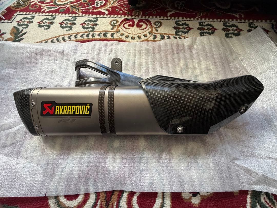 AKRAPOVIC　アクラポビッチYZF-R1　15- スリップオンマフラー