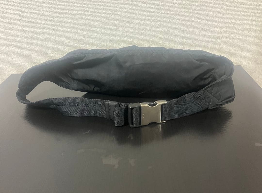 プラダ　トライアングルロゴ　ウエストポーチ　ナイロン　ブラック