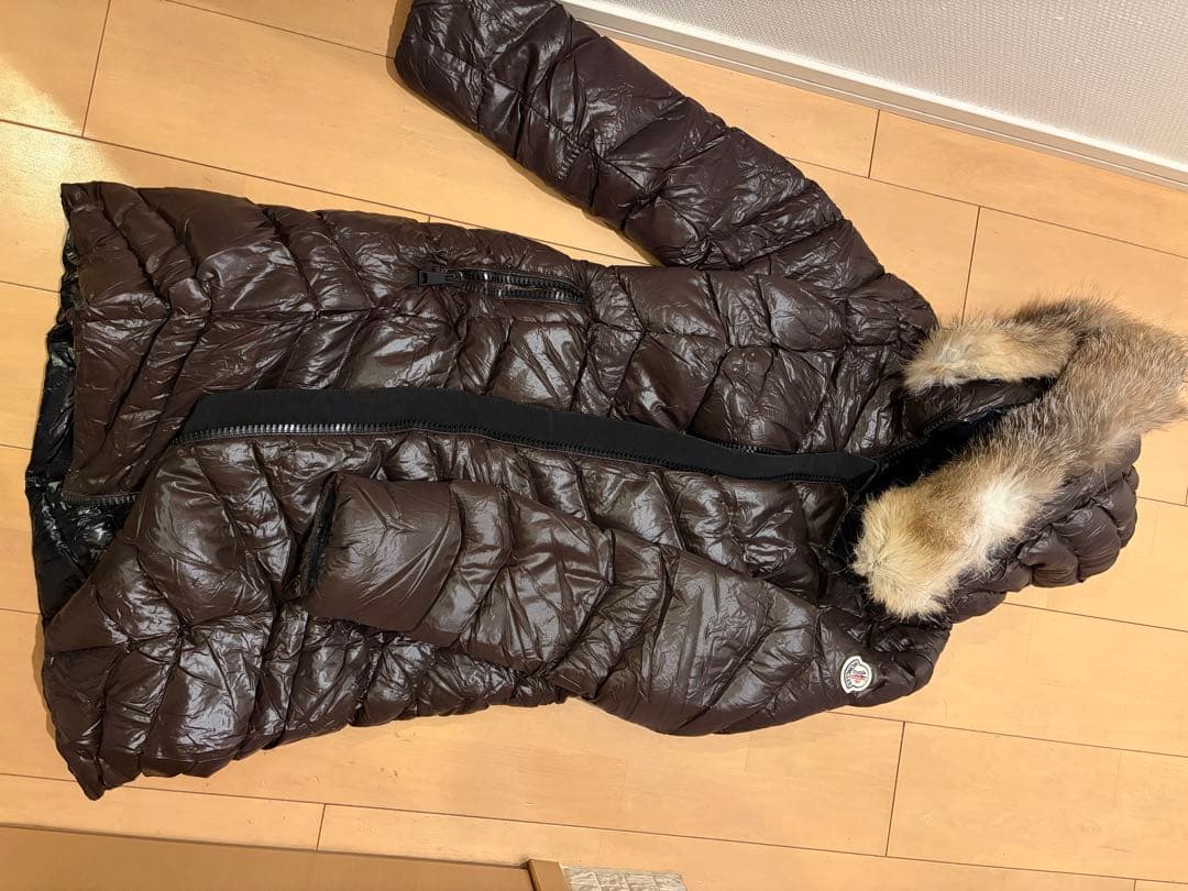 ファー付きダークブラウンロングダウンジャケット　モンクレール