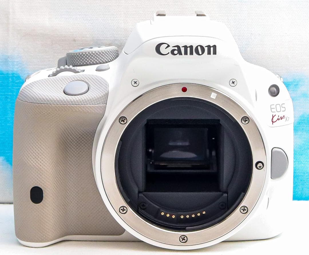 大人気ホワイト一眼レフ⭐️Canon kiss x7⭐️超小型⭐️スマホに転送♪