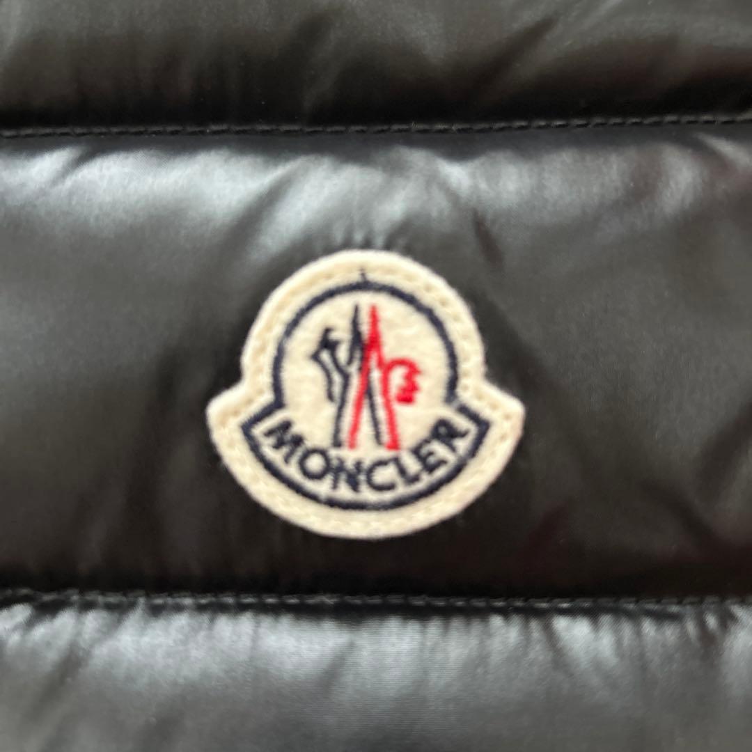 MONCLER ブラック ダウンベスト