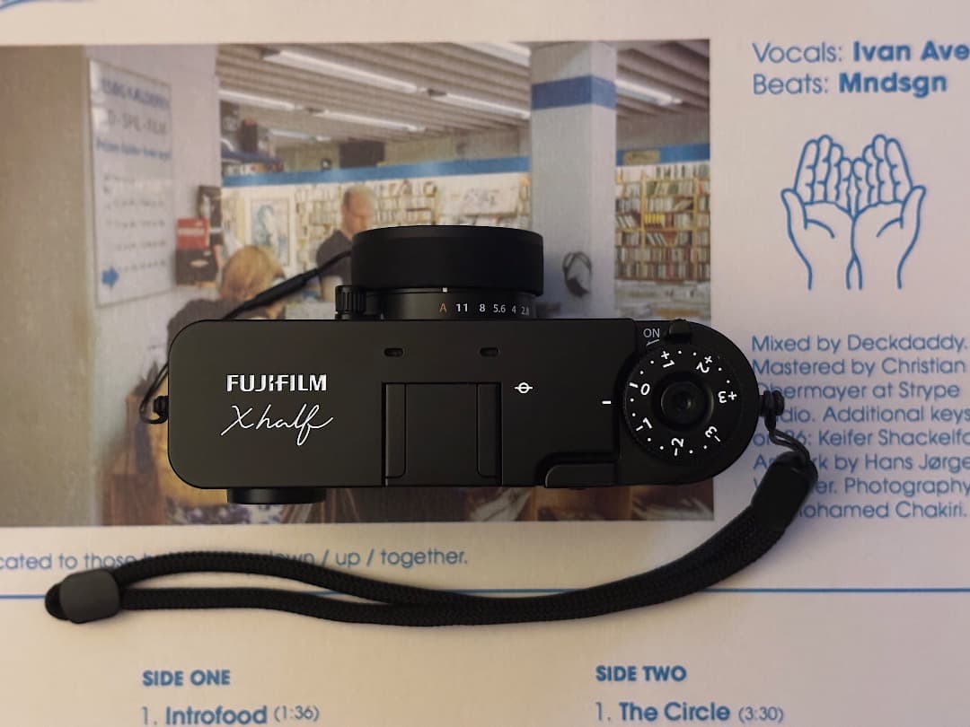 Fujifilm X Half コンパクトデジタルカメラ（黒）