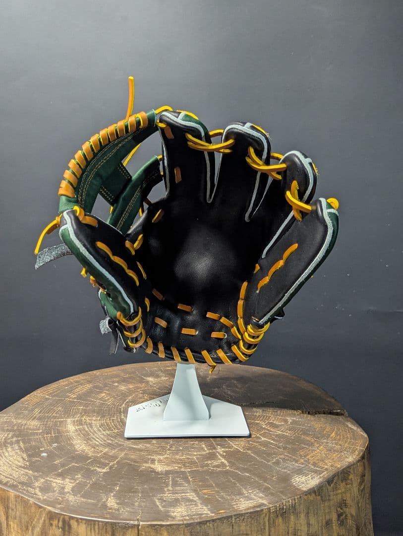 ブラックとダークグリーンの軟式用野球グローブ