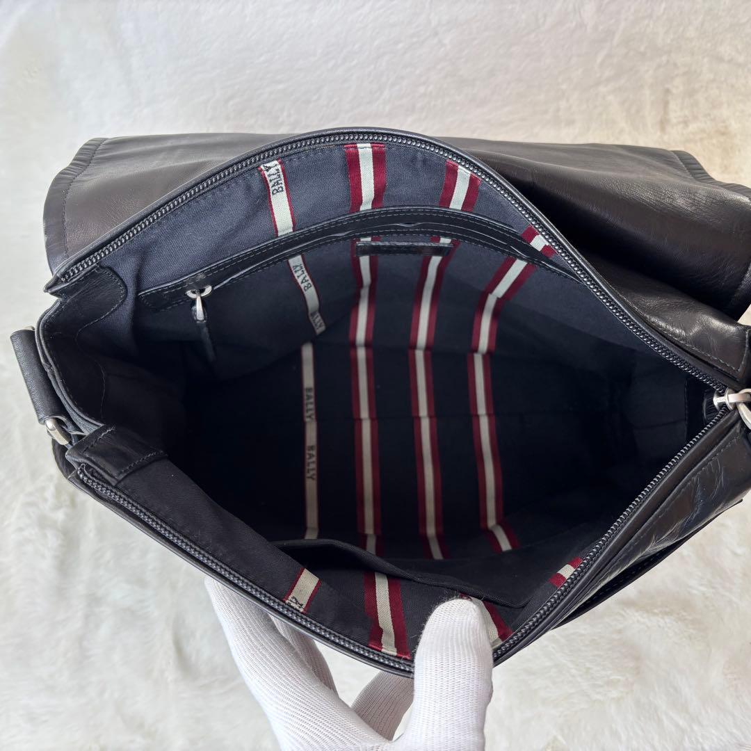 ✨美品✨BALLY　バリー　メッセンジャーバッグ　ショルダー　レザー　ライン　黒