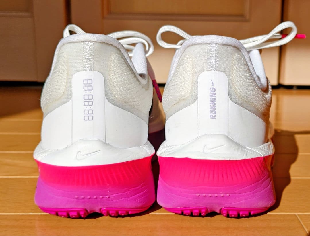 Nike ZoomX ホワイト/ピンク/ブラック スニーカー