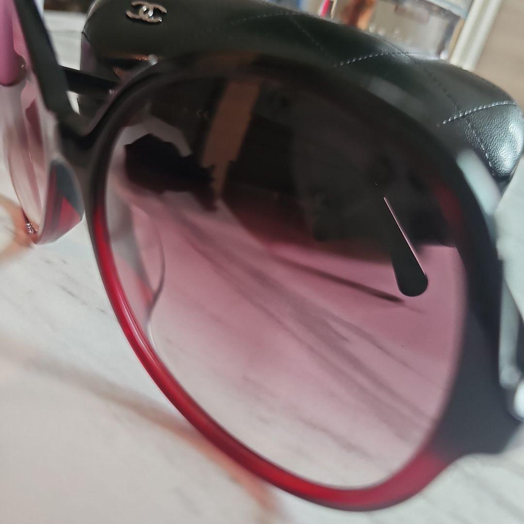 CHANEL ラウンド型サングラス ブラック/レッド