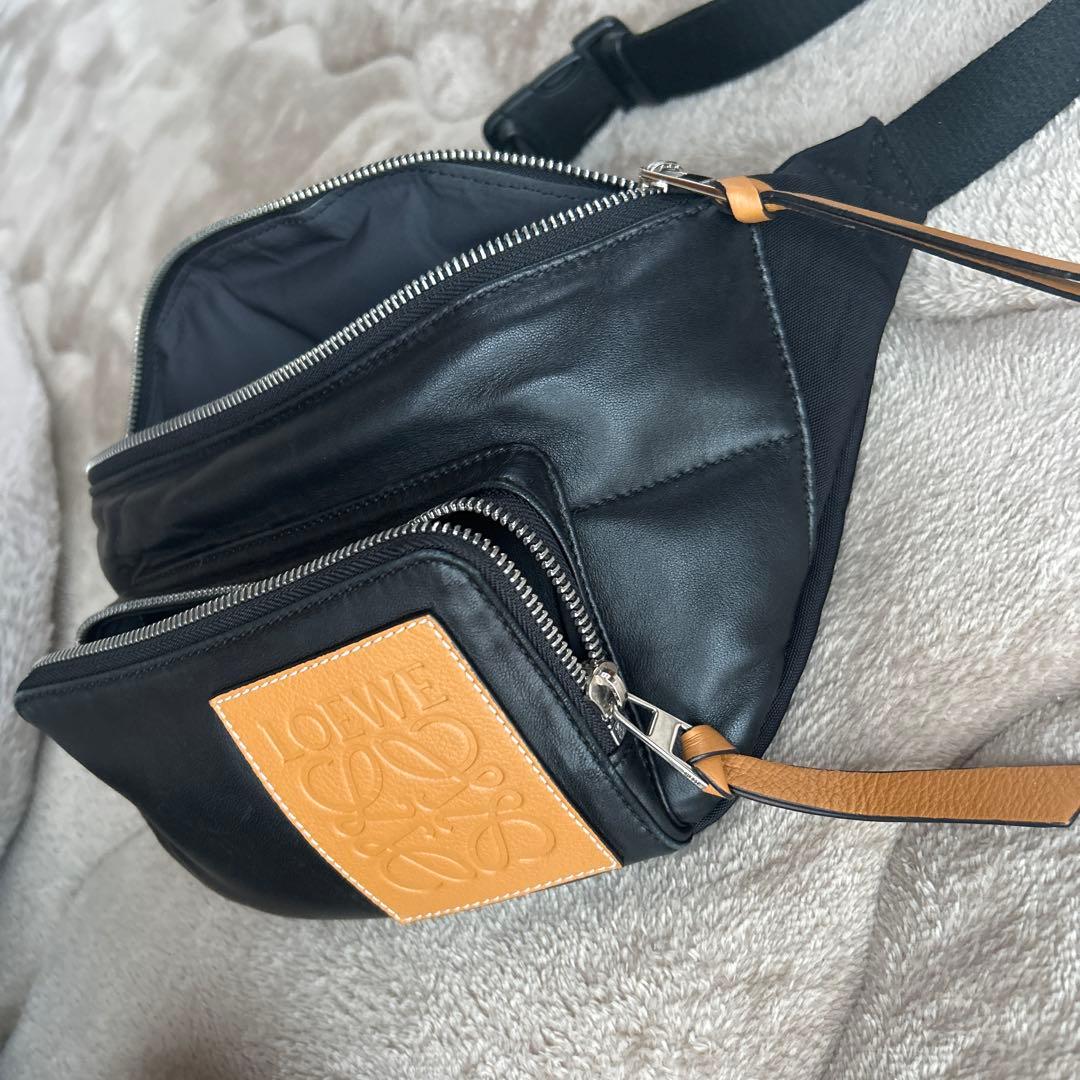 美品　LOEWE ブラックレザー ボディバッグ