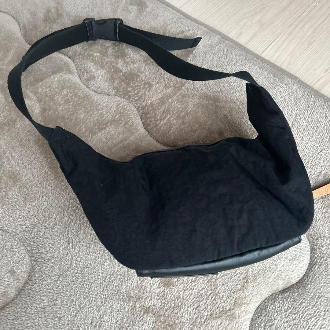 美品　LOEWE ブラックレザー ボディバッグ