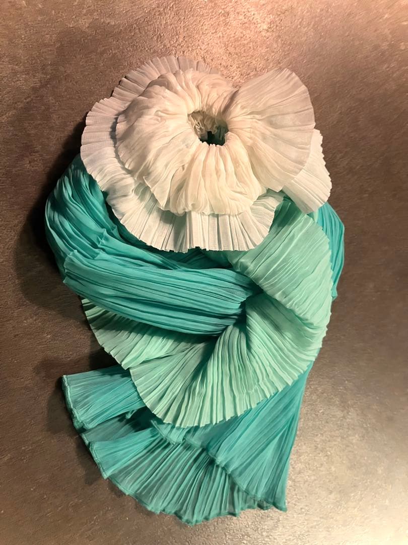 プリーツプリーズ ISSEY MIYAKEフリル付お花のストール 白✖️グリーン