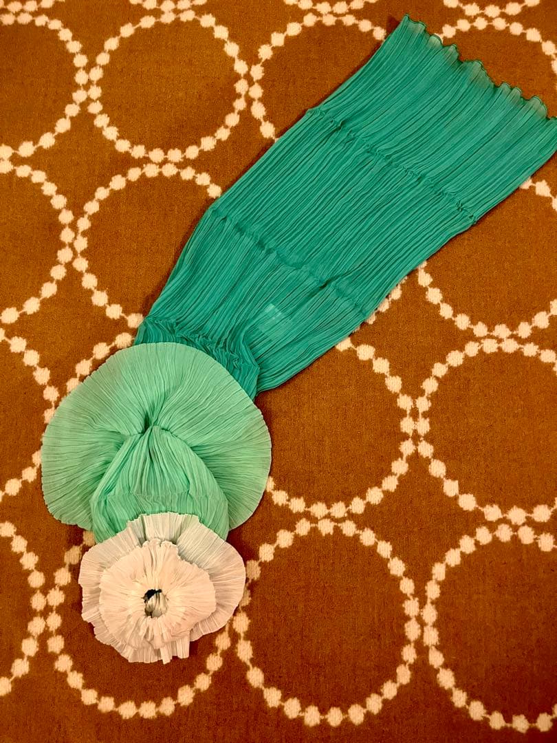 プリーツプリーズ ISSEY MIYAKEフリル付お花のストール 白✖️グリーン