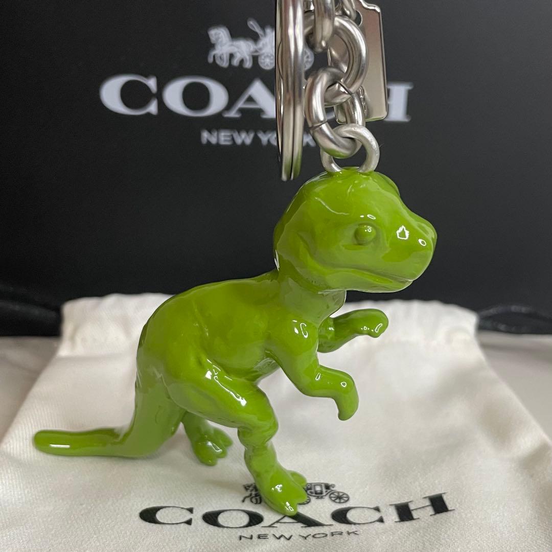 COACH 恐竜キーホルダー グリーン