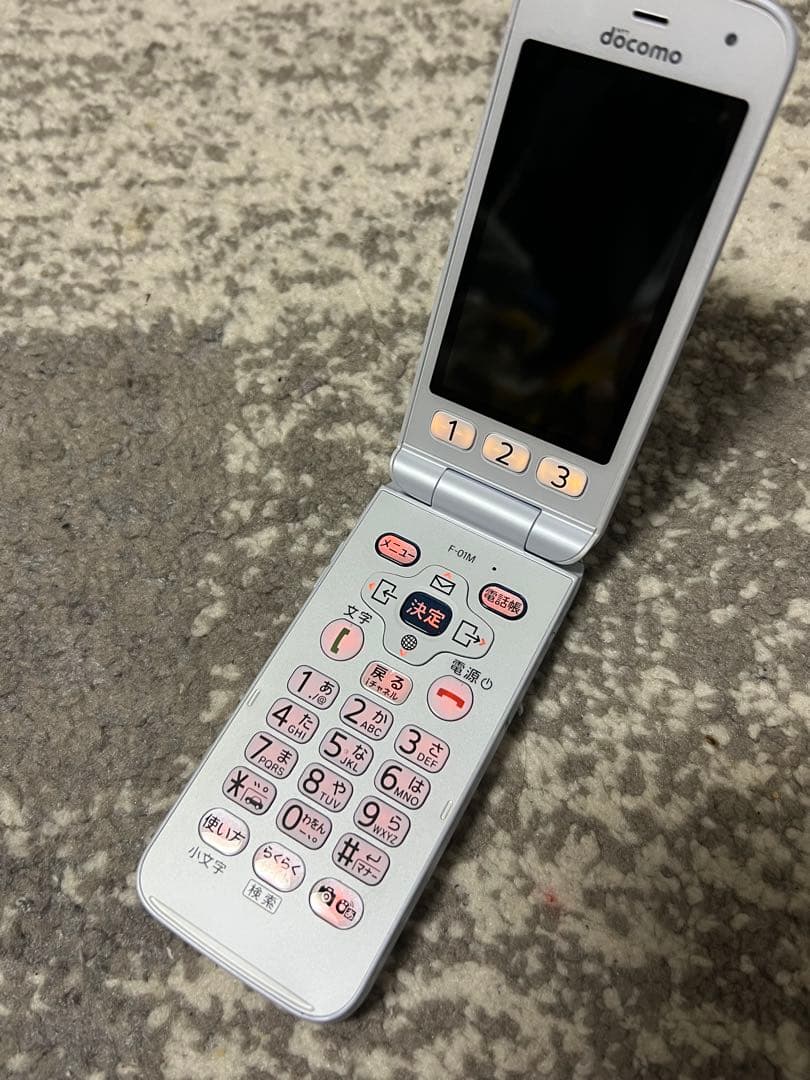 らくらくホン F-01M 白